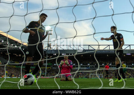 Norwich, UK. 14. September 2019; Carrow Road, Norwich, Norfolk, England, Fußball der englischen Premier League, Norwich gegen Manchester City; eine niedergeschlagene Ederson von Manchester City als Teemu Pukki von Norwich City Kerben für 3-1 in der 50 Minute - Streng redaktionelle Verwendung. Keine Verwendung mit nicht autorisierten Audio-, Video-, Daten-, Spielpläne, Verein/liga Logos oder "live" Dienstleistungen. On-line-in-Match mit 120 Bildern beschränkt, kein Video-Emulation. Keine Verwendung in Wetten, Spiele oder einzelne Verein/Liga/player Publikationen Quelle: Aktion Plus Sport Bilder/Alamy leben Nachrichten Stockfoto