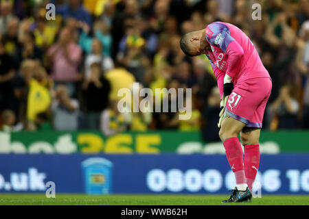 Norwich, UK. 14. September 2019; Carrow Road, Norwich, Norfolk, England, Fußball der englischen Premier League, Norwich gegen Manchester City; eine niedergeschlagene Ederson von Manchester City nach dem Verlust 3-2 - Streng redaktionelle Verwendung. Keine Verwendung mit nicht autorisierten Audio-, Video-, Daten-, Spielpläne, Verein/liga Logos oder "live" Dienstleistungen. On-line-in-Match mit 120 Bildern beschränkt, kein Video-Emulation. Keine Verwendung in Wetten, Spiele oder einzelne Verein/Liga/player Publikationen Quelle: Aktion Plus Sport Bilder/Alamy leben Nachrichten Stockfoto