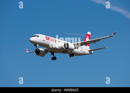 Swiss Airbus A220 Jet Airliner Flugzeug landet am Flughafen London Heathrow, London, Großbritannien. Früher bekannt als Bombardier C Series Stockfoto