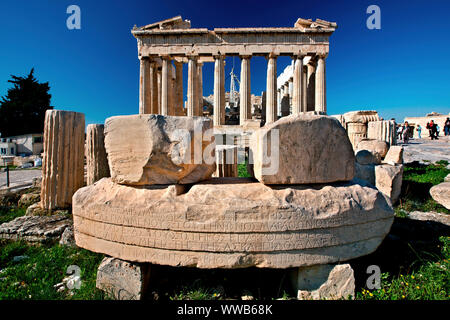 Die "Rückseite" des Parthenon und eine antike Inschrift. Akropolis, Athen, Griechenland. Stockfoto