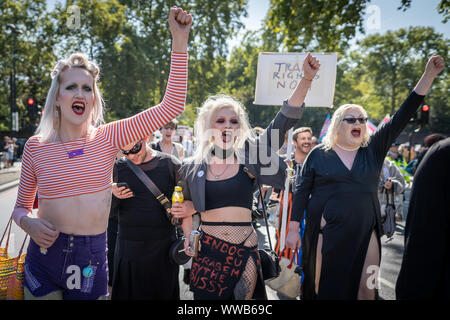 London, Großbritannien. 14. September, 2019. Hunderte von Transgender und Unterstützer sammeln in der Nähe von Wellington Arch zum ersten Trans Pride bereit, durch die Stadt. In Aktivismus verwurzelt, Aufruf zur Veränderung und feiert auch das Leben von Menschen auf der ganzen Welt, Trans Pride zielt darauf ab, die weitere Sensibilisierung auf laufende Angriffe auf trans Menschen zu bringen, sowohl online als auch in der realen Welt. Polizei Daten im Juni ergab, dass transphober Hassverbrechen bis um 81 Prozent im vergangenen Jahr. Credit: Guy Corbishley/Alamy leben Nachrichten Stockfoto