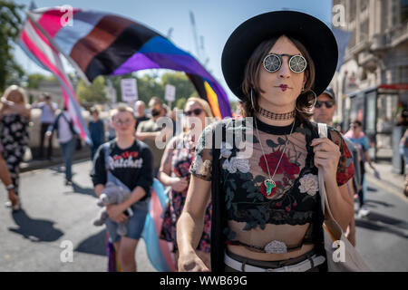 London, Großbritannien. 14. September, 2019. Hunderte von Transgender und Unterstützer sammeln in der Nähe von Wellington Arch zum ersten Trans Pride bereit, durch die Stadt. In Aktivismus verwurzelt, Aufruf zur Veränderung und feiert auch das Leben von Menschen auf der ganzen Welt, Trans Pride zielt darauf ab, die weitere Sensibilisierung auf laufende Angriffe auf trans Menschen zu bringen, sowohl online als auch in der realen Welt. Polizei Daten im Juni ergab, dass transphober Hassverbrechen bis um 81 Prozent im vergangenen Jahr. Credit: Guy Corbishley/Alamy leben Nachrichten Stockfoto