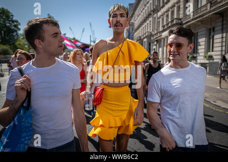 London, Großbritannien. 14. September, 2019. Hunderte von Transgender und Unterstützer sammeln in der Nähe von Wellington Arch zum ersten Trans Pride bereit, durch die Stadt. In Aktivismus verwurzelt, Aufruf zur Veränderung und feiert auch das Leben von Menschen auf der ganzen Welt, Trans Pride zielt darauf ab, die weitere Sensibilisierung auf laufende Angriffe auf trans Menschen zu bringen, sowohl online als auch in der realen Welt. Polizei Daten im Juni ergab, dass transphober Hassverbrechen bis um 81 Prozent im vergangenen Jahr. Credit: Guy Corbishley/Alamy leben Nachrichten Stockfoto