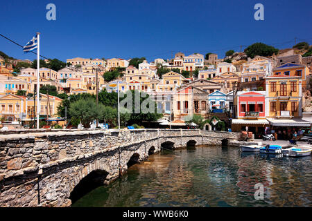 Steinerne Brücke am Hafen von Symi Insel, Dodekanes, Ägäis, Griechenland. Stockfoto