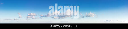 Schöne cloudscape im Abendlicht. flauschige Wolken am blauen Himmel. Panoramabild nützlich für das Compositing Stockfoto