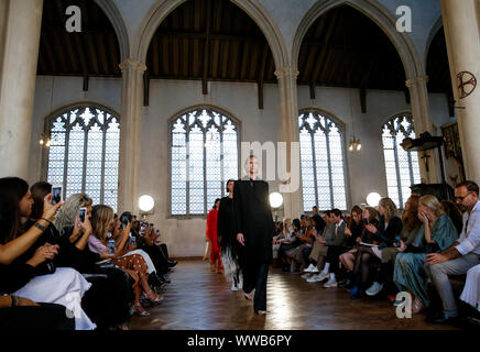 London, Großbritannien. 14 Sep, 2019. Modelle gehen Sie die Start- und Landebahn am Sharon Wauchob zeigen während der London Fashion Week in London, Großbritannien, an Sept. 14, 2019. Credit: Han Yan/Xinhua/Alamy leben Nachrichten Stockfoto