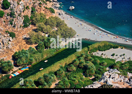 Panoramablick auf Strand Preveli und Kourtaliotiko River, Präfektur Rethymno, Kreta, Griechenland. Stockfoto