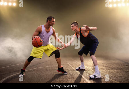 Zwei Basketball Spieler, das Spiel auf dem Platz Stockfoto