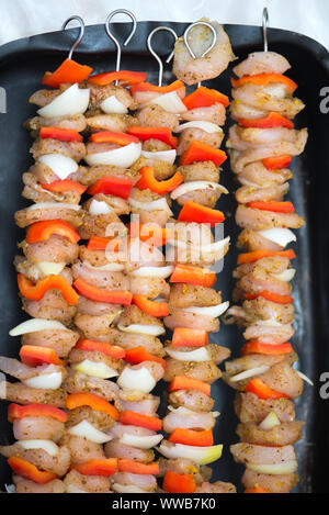 Spieße mit rohem Fleisch und Gemüse in ein Fach Stockfoto