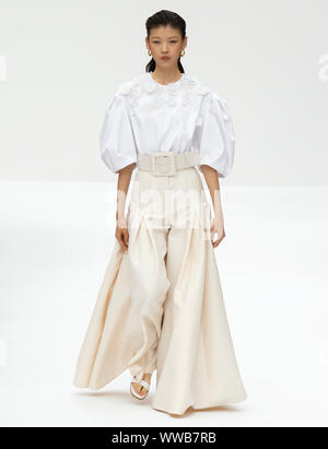 New York, NY-Sept 09, 2019: Tang Er geht der Start- und Landebahn im Carolina Herrera Frühling Sommer 2020 Fashion Show Stockfoto