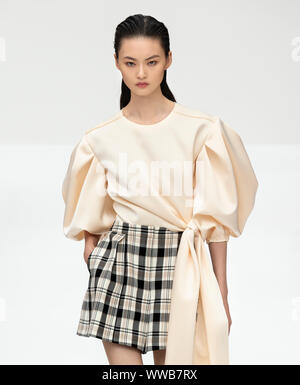 New York, NY-Sept 09, 2019: Er Cong geht der Start- und Landebahn im Carolina Herrera Frühling Sommer 2020 Fashion Show Stockfoto