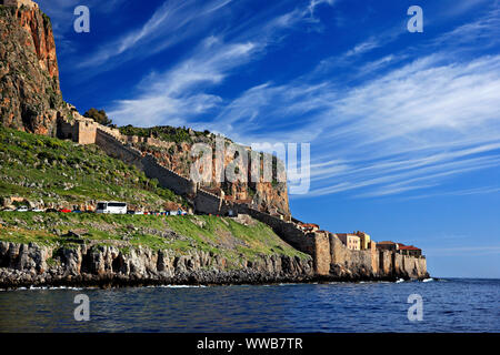 Beeindruckender Blick auf das mittelalterliche "castletown' von Monemvasia vom Meer. Lakonien, Peloponnes, Griechenland. Stockfoto