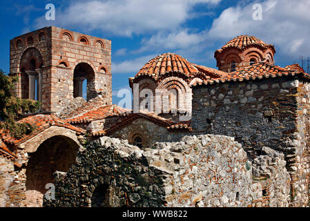 Die Hagia Sophia Kirche in der mittelalterlichen, byzantinischen "castletown' von Mystras, in der Nähe von Sparta Stadt, Lakonien, Peloponnes. Stockfoto