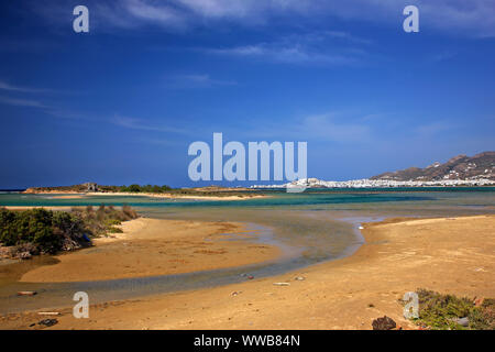 Blick auf die Chora, die Hauptstadt der Insel Naxos, von Stelida und Alyki Lagune. Kykladen, Ägäis, Griechenland. Stockfoto