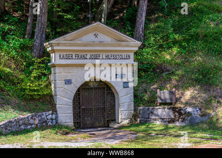 Blick auf den Eingang zum Bergbau Tunnel Kaiser Franz Josef Hilfsstollen unter Predil Pass in Log pod Mangartom, Bovec, Slowenien, Europa. Stockfoto