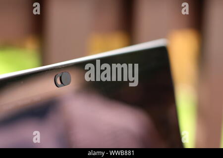 Datenschutz schieben Sie die Abdeckung der Kamera, Webcam für Laptop. Stockfoto