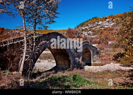 Die myloi (auch als 'MYLOS' Brücke) bekannt, in der Nähe von kipoi Dorf, Region Zagori, Ioannina, Epirus, Griechenland. Stockfoto