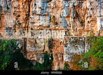 Die atemberaubende Pfad, hängen über eine Klippe Hunderte von Metern über die Vikos Schlucht, in der Nähe von Agia Paraskevi Kloster, Zagori, Epirus, Griechenland. Stockfoto