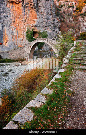 Zagoria REGION, Griechenland. Die schöne alte steinerne Brücke, bekannt als 'Kokkoris' oder 'Noutsios' Brücke, Ioannina, Epirus. Stockfoto