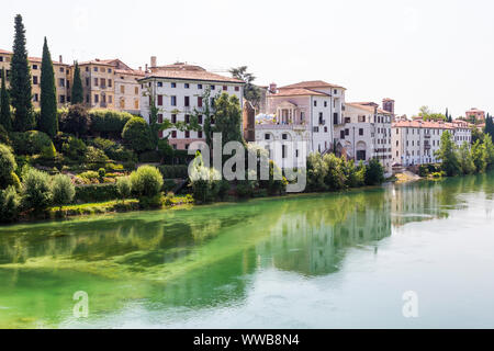 Bassano del Grappa (Italien) - einen Blick auf Bassano del Grappa über den Fluss Brenta Stockfoto