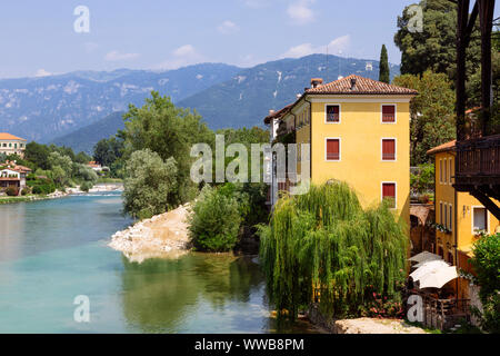 Bassano del Grappa (Italien) - einen Blick auf Bassano del Grappa über den Fluss Brenta Stockfoto