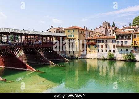 Bassano del Grappa (Italien) - Der berühmteste Blick auf Bassano del Grappa ist der wichtigsten Wahrzeichen, die gedeckte Holzbrücke Ponte degli Alpini, al Stockfoto