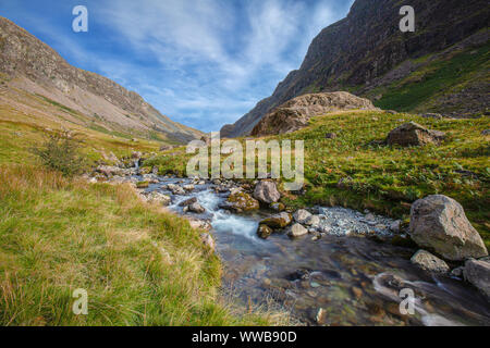 Honister Pass Bergtal mit Beck, Bach, Fluss, im Lake District National Park Cumbria Stockfoto