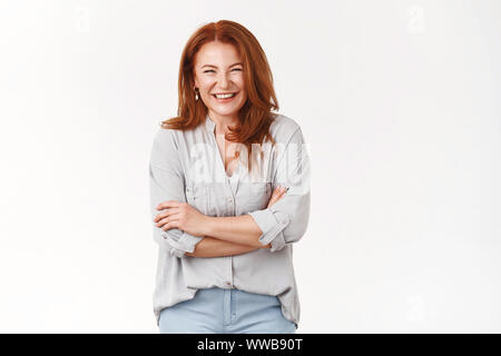 Helle gerne Erfolgreiche rothaarige Frau mittleren Alters liebte fürsorgliche Mutter Lachen lustig Enkelkind Kreuz arme Brust vertrauen Freude kichern Blick Kamera Stockfoto