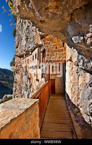 Das Heilige Kloster von Kipina, 'hängen' von einer Klippe in Tzoumerka Bergregion, Ioannina, Epirus. Stockfoto