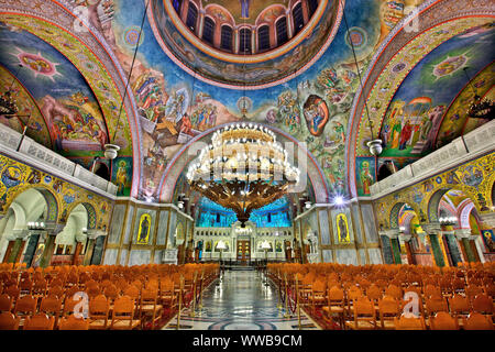 Im Inneren der Kirche von Agios Andreas ('Saint Andrew'), dem Schutzpatron der Stadt Patras Achaia, Peloponnes, Griechenland. Stockfoto