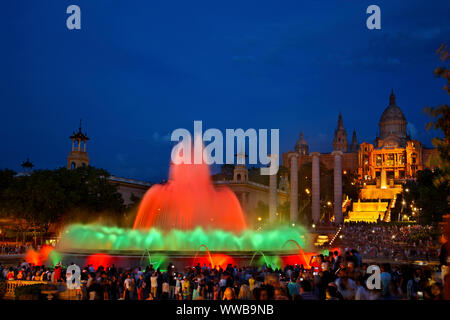 'Font Magica' (magischen Brunnen") vor dem Palau Nacional (Museu Nacional d'Art de Catalunya), Barcelona, Katalonien, Spanien Stockfoto