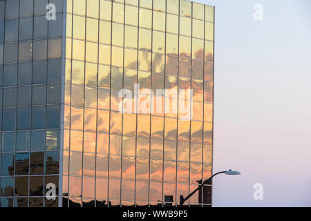Downtown Sudbury am Abend - Reflexionen in der Scotia Bank Gebäude, Greater Sudbury, Ontario, Kanada Stockfoto