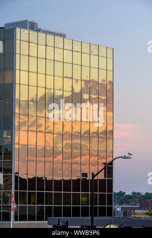 Downtown Sudbury am Abend - Reflexionen in der Scotia Bank Gebäude, Greater Sudbury, Ontario, Kanada Stockfoto