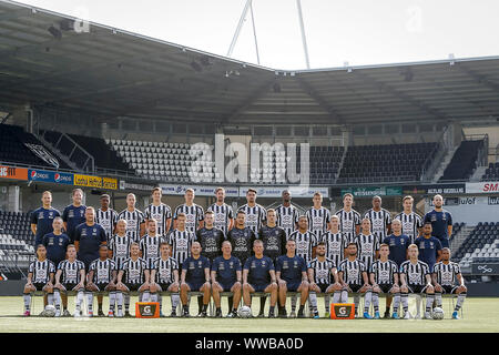 VENLO, 12-09-2019, Erve Asito Stadion, Eredivisie, Photocall Heracles Almelo, Saison 2019/2020, Bovenste rij van links naar rechts. Michael Van Dooren, Edwin van Lente, Mohamed Amissi, Silvester van de Wasser, Jelle Van Benthem, Dario van den Buijs, Orestis Kiomourtzoglu, Maximilian Rossmann, Stephen Sama, Adrian Szške, Jeff Hardeveld, Jeremy Clijntje, Reuven Oortman, Colin de Graaf. Middelste rij van links naar rechts. Martin Dalhoven, Marcel De Ronde, Niels Leemhuis, Joey Konings, Lucas Schoofs, Michael Brouwer, Janis Blaswich, Koen Bucker, cyriel Dessers, Matten, Jespe Knoester Stockfoto