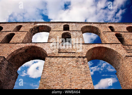 Die "kamares" (wörtlich, "Bögen"), das berühmte Aquädukt von Kavala Stadt, Mazedonien, Griechenland. Stockfoto