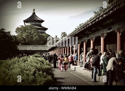 Touristen sammeln an einer Galerie im Tempel des Himmels Komplex von Peking, China Stockfoto