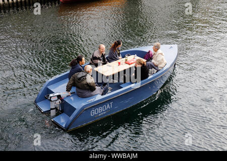 Kopenhagen, Dänemark - 4. September 2019: eine Gruppe von Leuten in einem kleinen elektrischen Vermietung Goboat persönliche Besichtigung Boot im Kanal in der Fredrikshav Stockfoto