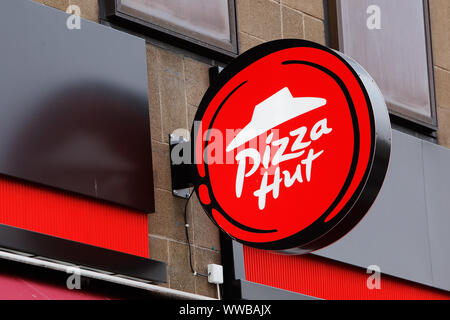 Stockholm, Schweden - 10 September, 2019: Die Pizza Hut Restaurant Zeichen außerhalb des Restaurants an der Klarabergsgatan Strasse gelegen. Stockfoto