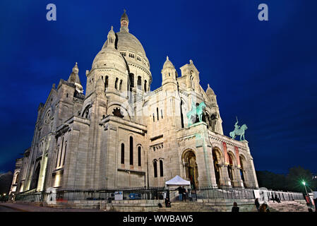Die Basilique du Sacré Coeur (Basilika vom heiligen Herzen), einfach bekannt als - Nur wenige Schritte vom Arc de Triomphe, Montmartre, 18. Arrondissement, Paris, Frankreich Stockfoto