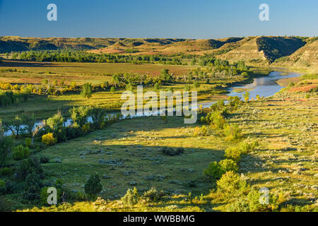 Little Missouri River Valley im Spätsommer, Theodore Roosevelt National Park (Südafrika), North Dakota, USA Stockfoto