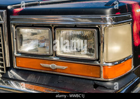 WROCLAW, Polen - 11. August 2019: USA Autos zeigen - Cadillac DeVille vordere Scheinwerfer. Close Up. Stockfoto