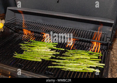 Kochen frischen Spargel auf Terrasse Grill Stockfoto