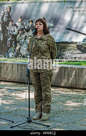 Dnipro, Ukraine - 25. Mai 2016: feierliche Rede von Freiwilligen, Soldat, Stellvertreter der Menschen Tatjana Rychkova bei der Eröffnung des Museums der Russisch-ukrainischen wa Stockfoto