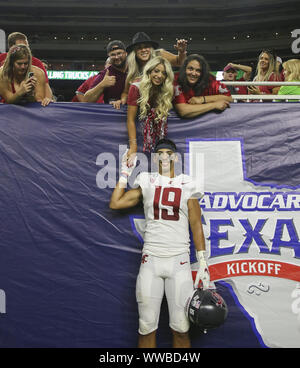 Houston, Texas, USA. 13 Sep, 2019. Die Washington State Cougars wide receiver Brandon Arconado (19) posiert für ein Foto mit seiner Freundin und Fans während der NCAA Football Spiel zwischen den Houston Cougars und die Washington State Cougars an NRG Stadion in Houston, Texas, am 13. September 2019. Credit: Scott Coleman/ZUMA Draht/Alamy leben Nachrichten Stockfoto