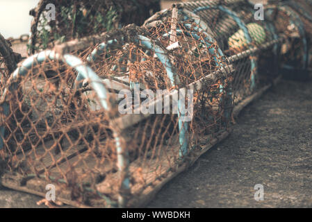 In der Nähe von Holz- Hummer Käfigen saßen auf den Hafen nach im Meer verwendet wird Stockfoto