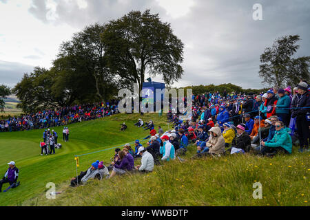 Auchterarder, Schottland, Großbritannien. 14. September 2019. Samstag nachmittag Fourballs Spiele in 2019 Solheim Cup am hundertjährigen Kurs in Gleneagles. Abgebildet; Blick von Zuschauern um den 4 grün. Iain Masterton/Alamy leben Nachrichten Stockfoto