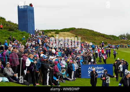 Auchterarder, Schottland, Großbritannien. 14. September 2019. Samstag nachmittag Fourballs Spiele in 2019 Solheim Cup am hundertjährigen Kurs in Gleneagles. Abgebildet; Scharen von Zuschauern säumen die 8 Fahrrinne. Iain Masterton/Alamy leben Nachrichten Stockfoto