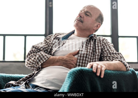 Älterer Mann ist, Herzinfarkt. Schlechte Gesundheit im Alter Konzept Stockfoto
