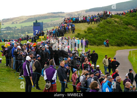 Auchterarder, Schottland, Großbritannien. 14. September 2019. Samstag nachmittag Fourballs Spiele in 2019 Solheim Cup am hundertjährigen Kurs in Gleneagles. Abgebildet; Scharen von Zuschauern um den 7 Fairway und Grün. Iain Masterton/Alamy leben Nachrichten Stockfoto