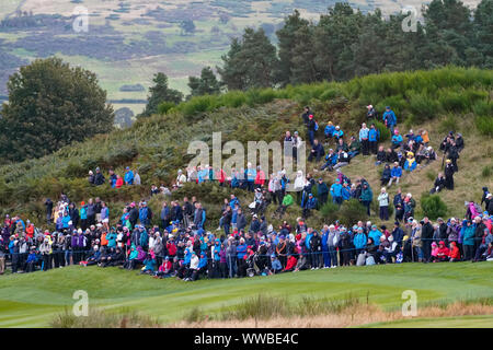 Auchterarder, Schottland, Großbritannien. 14. September 2019. Samstag nachmittag Fourballs Spiele in 2019 Solheim Cup am hundertjährigen Kurs in Gleneagles. Abgebildet; Zuschauer am Hang neben der 8 Fahrrinne. Iain Masterton/Alamy leben Nachrichten Stockfoto